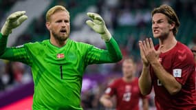 Kasper Schmeichel et Joachim Andersen lors de Danemark-Tunisie au Mondial 2022