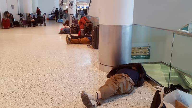 Des centaines de passagers se sont retrouvés bloqués dans les aéroports américains.