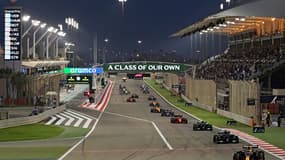Le pilote néerlandais Max Verstappen, au volant de sa Red Bull, mène au Grand Prix de Bahreïn de Formule 1, le 28 mars 2021 sur le circuit de Sakhir