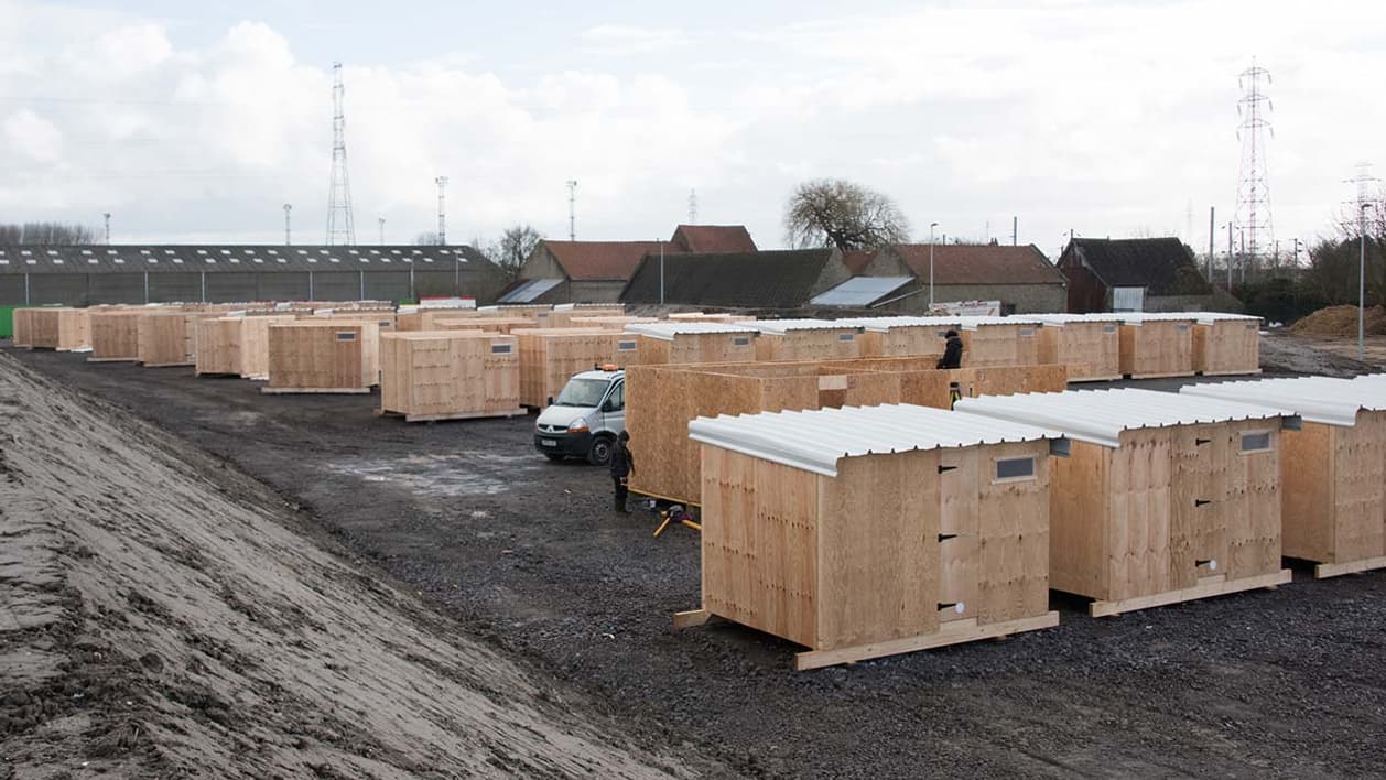 Le camp de Grande-Synthe ouvert en mars 2016, dans le Nord, est le premier camp de réfugiés installé par les autorités en France métropolitaine. Le camp de Grande-Synthe ouvert en mars 2016, dans le Nord, est le premier camp de réfugiés installé par les autorités en France métropolitaine.