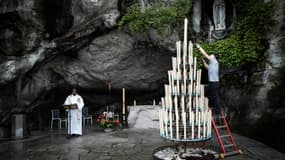 Une messe dans la grotte de Lourdes désertée en raison du coronavirus, le 16 mai 2020.