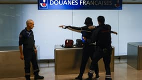 Un contrôle douanier à l'aéroport parisien d'Orly. 