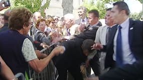 Nicolas Sarkozy attrapé par le col lors d'un déplacement dans le Lot-et-Garonne, en juin 2011.