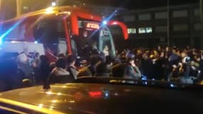 Le car de l'Atlético caillassé