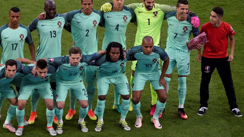 Un volontaire s'incruste sur la photo du Portugal, aux côtés de Cristiano Ronaldo