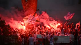 Les supporters de l'Aviron Bayonnais avant le barrage face à l'ASM Clermont Auvergne, le 13 juin 2025.