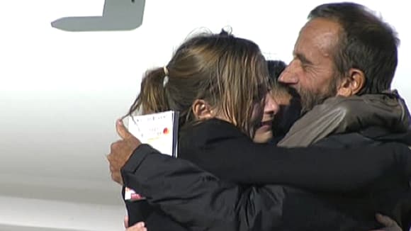 Daniel Larribe retrouve ses filles et son épouse, après plus de trois ans de captivité. Daniel Larribe retrouve ses filles et son épouse, après plus de trois ans de captivité.