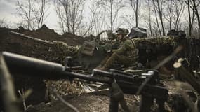 Un soldat ukrainien assis sur un canon anti-aérien près de Bakhmout, le vendredi 24 mars 2023.