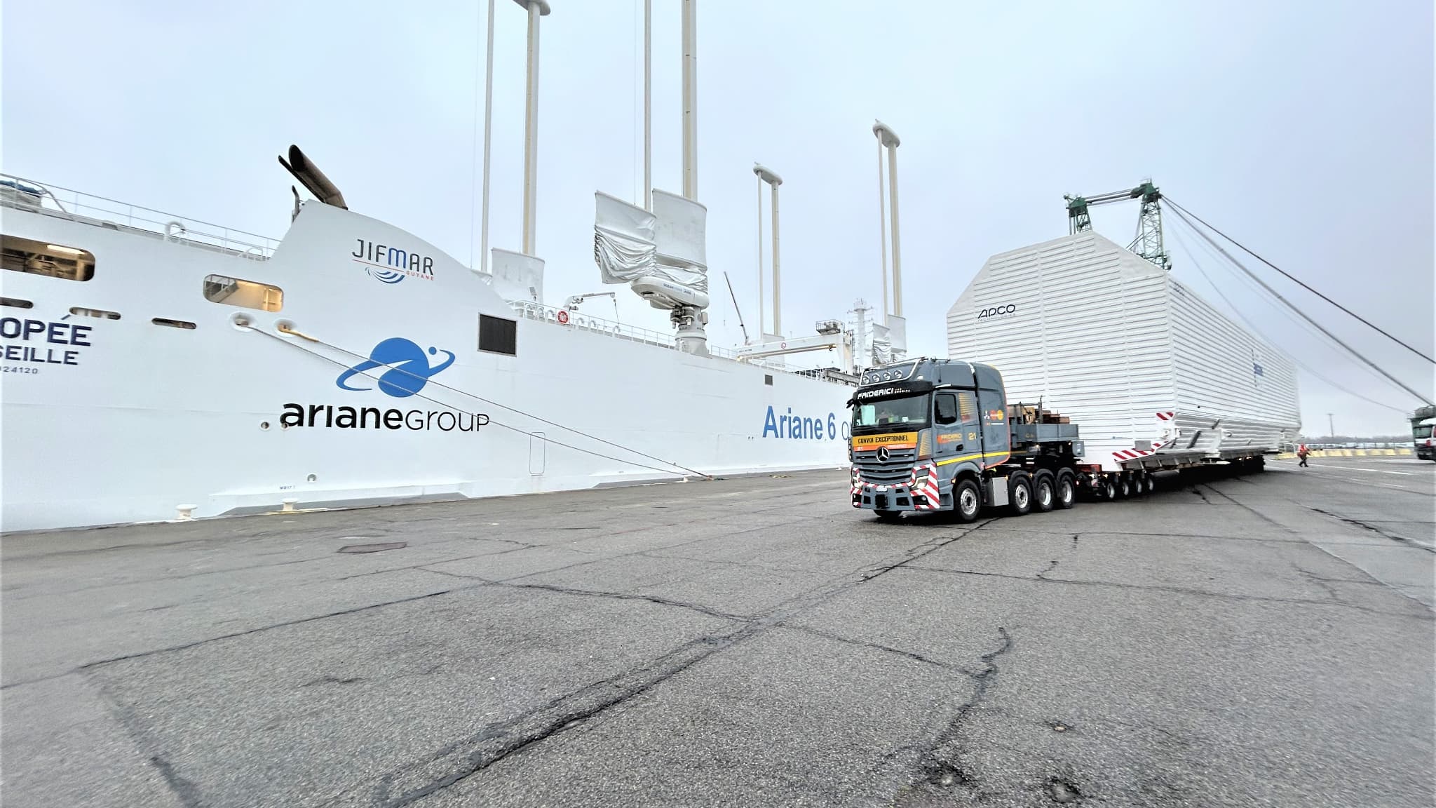 Un container protégeant un des étages d'Ariane 6 prêt à embarquer sur le cargo à voiles Canopée