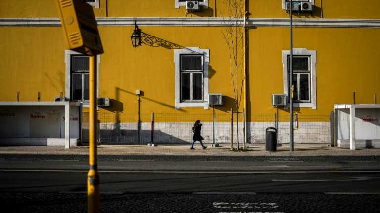 Une rue déserte de Lisbonne pendant le confinement, le 15 janvier 2021 au Portugal.