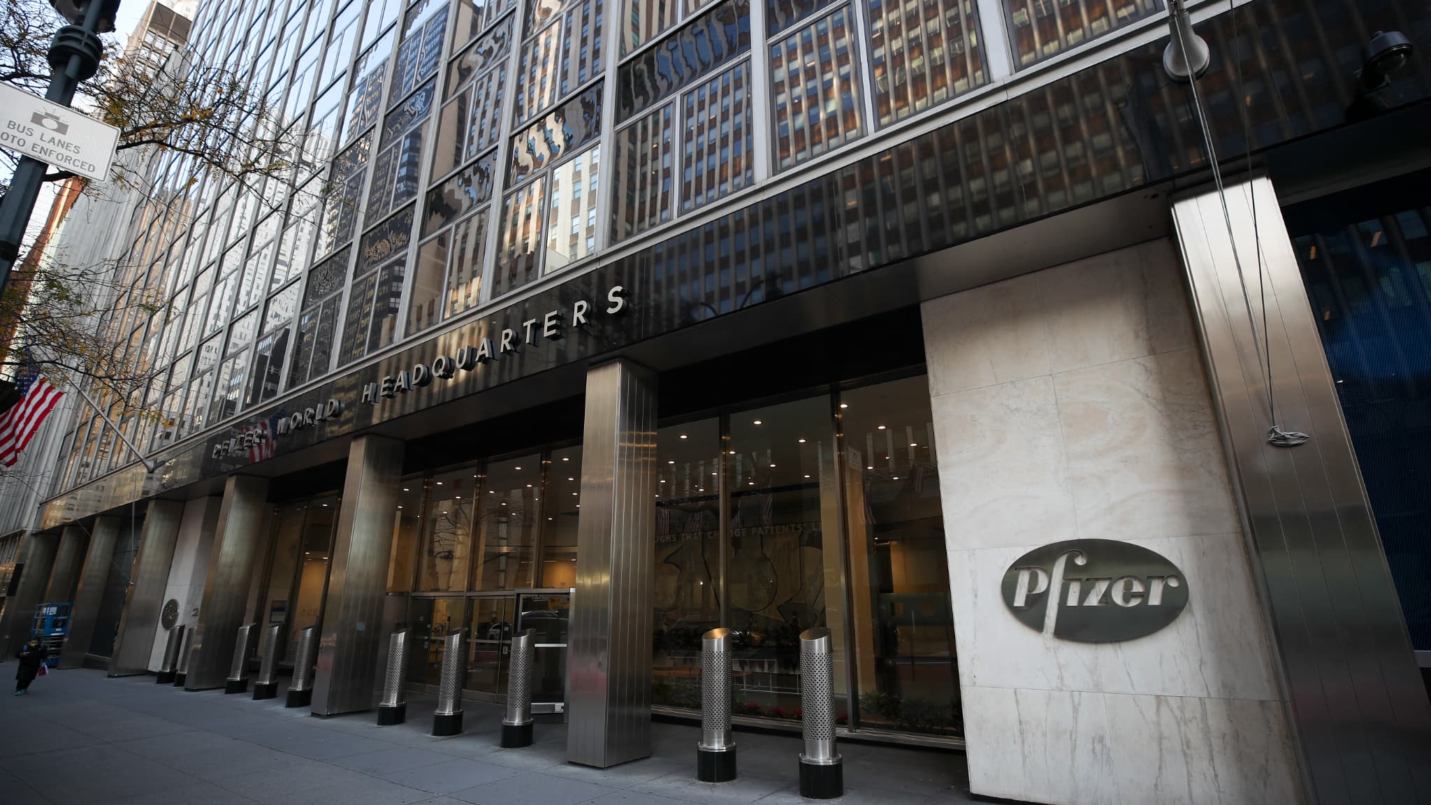 L'ancien siège du laboratoire Pfizer menace de s'effondrer: un gratte-ciel de 125 mètres de haut en plein New York rapidement évacué, le quartier est bouclé