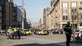 La police a bouclé la zone où cinq personnes ont été blessées lors d'une attaque au couteau près de la place du Dam, au centre d'Amsterdam, le 27 mars 2025. 