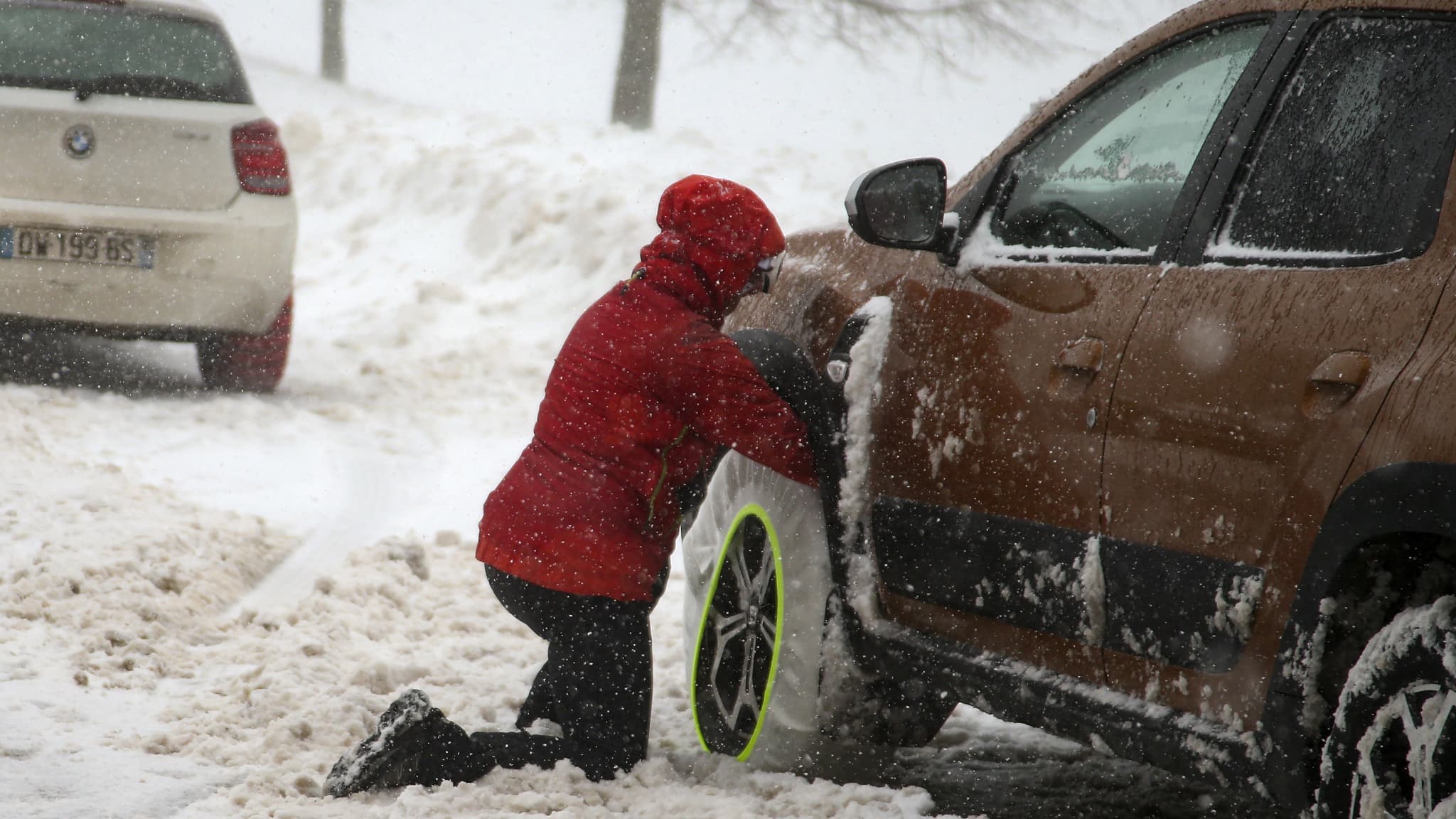 Votre voiture est coincée dans un banc de neige. Que faire? - NAPA