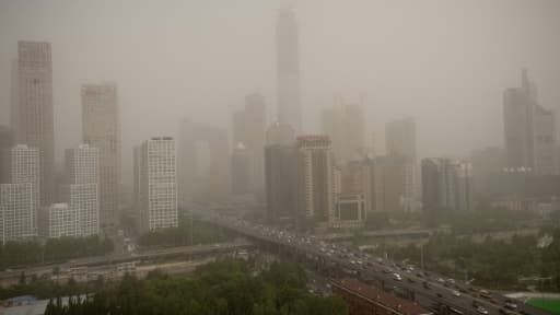 Le quartier des affaires de Pékin plongé dans un épais brouillard provoqué par une tempête de sable, le 4 mai 2017