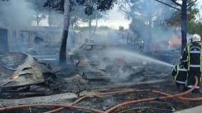 Des pompiers interviennent sur un incendie dans le Gard, le 3 août 2023 
