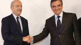 Poignée de mains officielle entre Alain Juppé et François Fillon dimanche soir au siège de la Haute autorité.