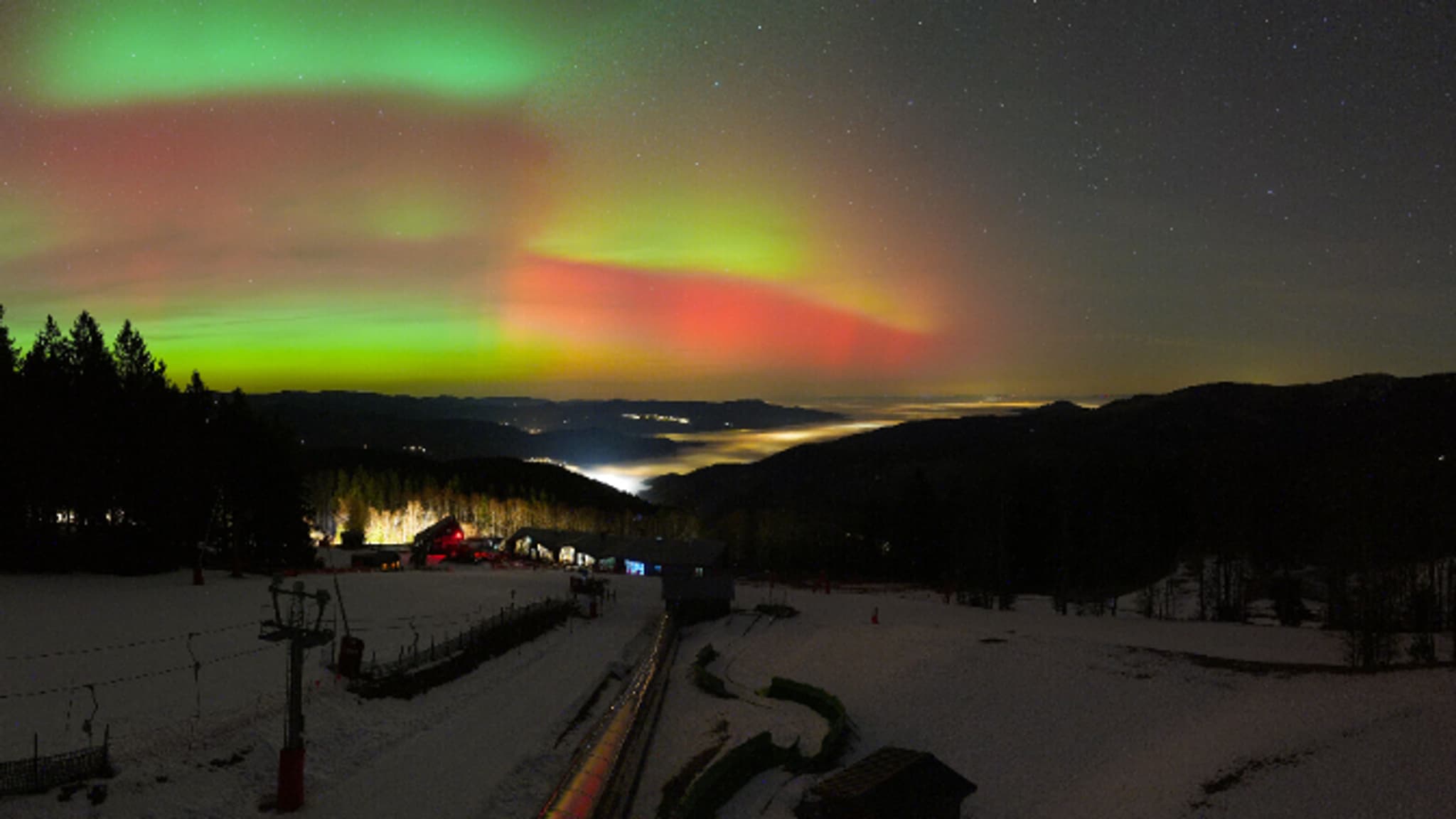 Les aurores boréales observées à la station de ski du Schnepfenried (Haut-Rhin) dans la nuit du lundi au mardi 20 janvier.
