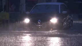 Une voiture bloquée par les eaux à Marseille le 4 septembre 2024