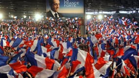 Partisans de Nicolas Sarkozy à Villepinte, en région parisienne. Les concurrents du président-candidat l'accusent de fuir le débat sur les questions essentielles en prétendant que l'Europe et l'immigration sont les sources des problèmes de la France. /Pho