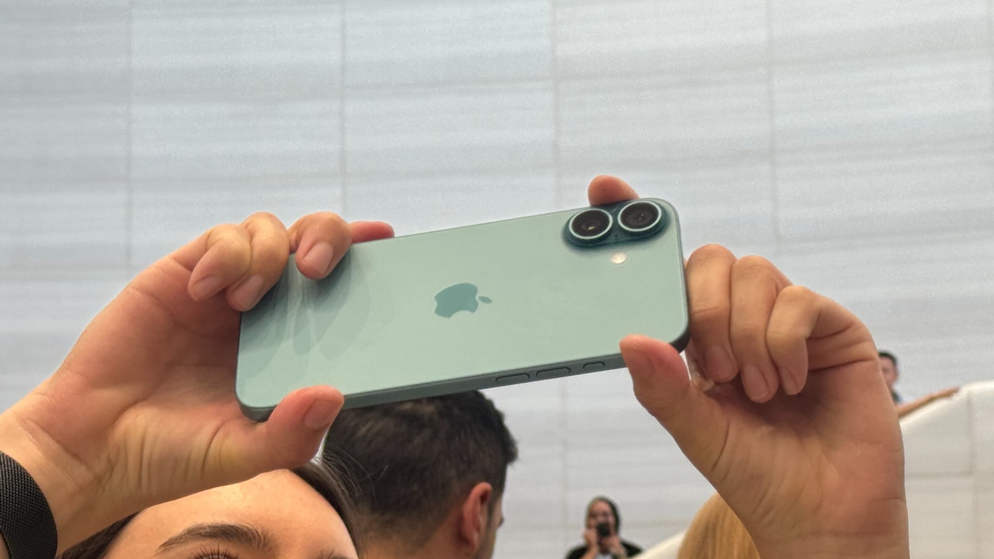 Apple iPhone 16 Apple iPhone 16