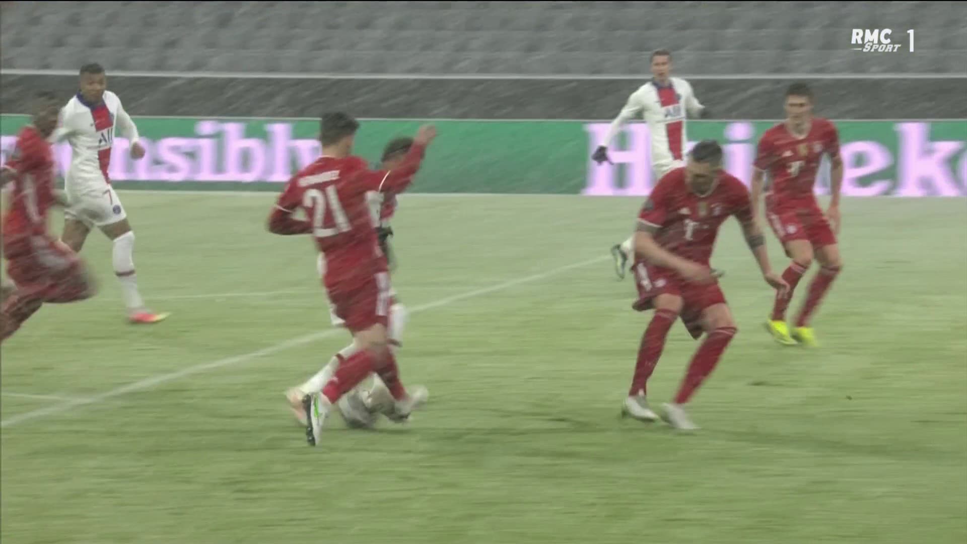 Le contact entre Hernandez et Neymar sous un autre angle Le contact entre Hernandez et Neymar sous un autre angle