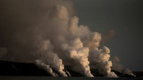 De la fumée s'échappe du volcan Cumbre Vieja sur l'île espagnole de La Palma, le 6 octobre 2021