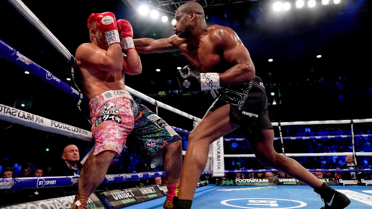 Daniel Dubois (à droite) fait parler sa puissance contre Keijiro Maeda en décembre 2019 Daniel Dubois (à droite) fait parler sa puissance contre Keijiro Maeda en décembre 2019