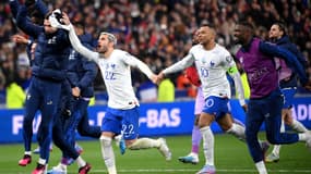 Kylian Mbappé, Théo Hernandez et ls joueurs de l'équipe de France fêtent leur victoire face aux Pays-Bas au stade de France, le 24 mars 2023.
