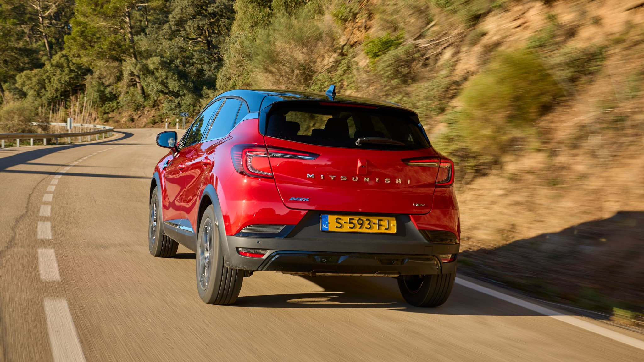 À l'arrière la caméra de recul ressort nettement... elle est dissimulée par le logo du losange sur le Renault Captur.