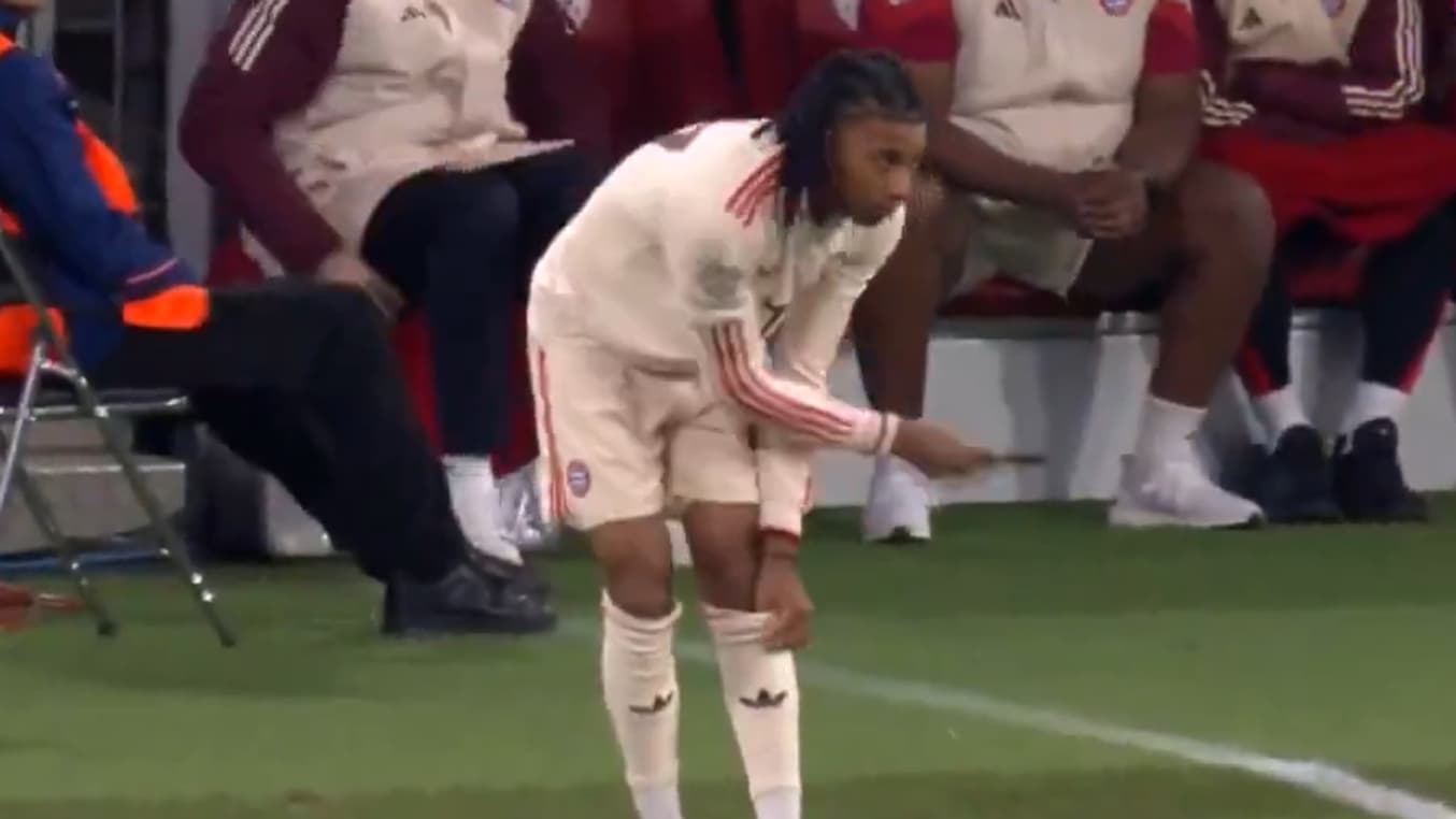 Problème de protège-tibias pour Michal Olise lors de Bayern-PSG (1-0, Ligue des championbs), le 26 novembre 2024