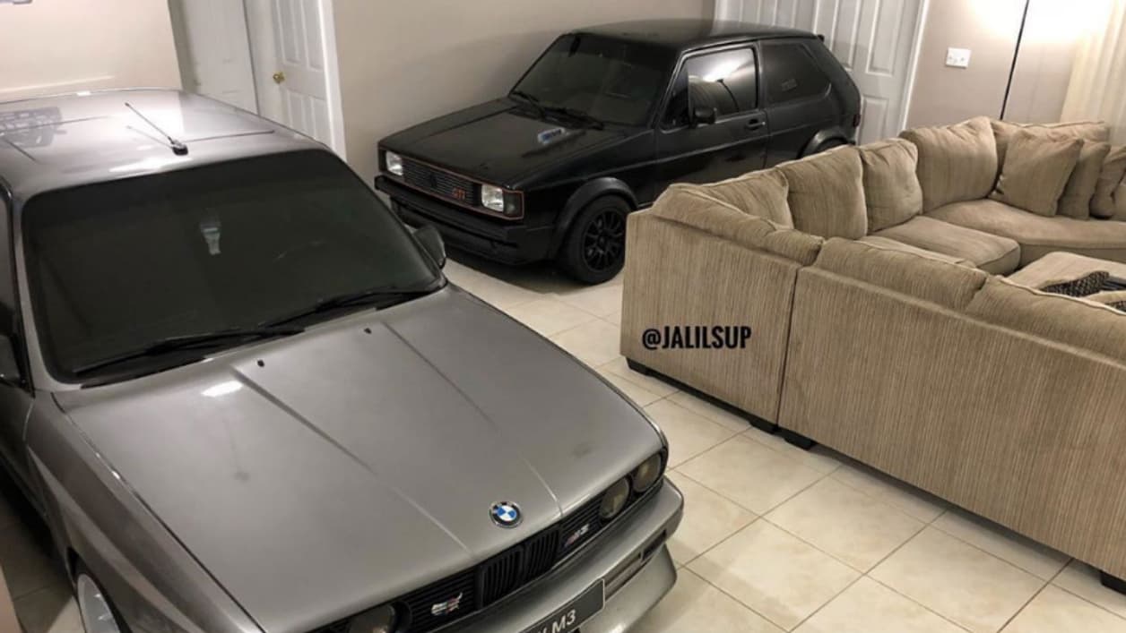 Il y aurait même la place pour une troisième voiture dans le salon de Randy. Peut-être au prochain ouragan? Il y aurait même la place pour une troisième voiture dans le salon de Randy. Peut-être au prochain ouragan?