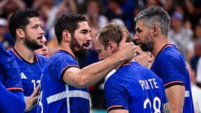 Dika MEM, Nikola KARABATIC, Nicolas TOURNAT, Valentin PORTE et Luka KARABATIC lors des Jeux olympiques de Paris le 07/08/2024