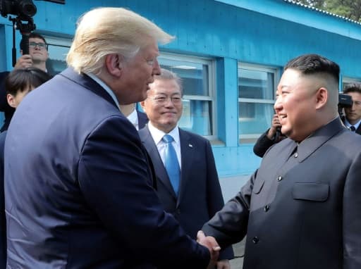 Les dirigeants nord-coréen Kim Jong Un, américain Donald Trump et sud-coréen Moon Jae-in, le 30 juin 2019 dans la Zone démilitarisée Les dirigeants nord-coréen Kim Jong Un, américain Donald Trump et sud-coréen Moon Jae-in, le 30 juin 2019 dans la Zone démilitarisée