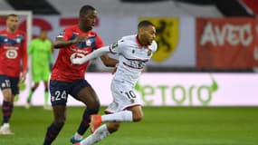 Le milieu de Lille Boubakary Soumaré (g) à la lutte avec l'attaquant de Nice Alexis Claude-Maurice, le 1er mai 2021 à Villeneuve-d'Ascq 