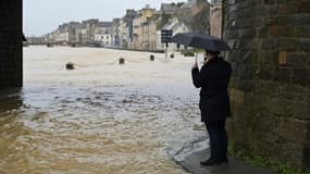 Un homme prend une photo des inondations de la Vilaine à Redon, en Ille-et-Vilaine, le 29 janvier 2025