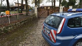 La gendarmerie interdit l'accès à la maison particulière où a été repéré un premier cas de résurgence du virus H5N1 ou grippe aviaire, le 25 novembre 2015 à Biras en Dordogne.