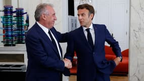 Le patron du Modem François Bayrou et le président de la République Emmanuel Macron au palais de l'Élysée, à Paris, le 21 juin 2022.