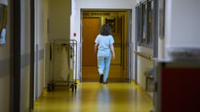 Une infirmière marche dans un couloir de l'hôpital de Strasbourg, dans l'est de la France, le 1er février 2025.
