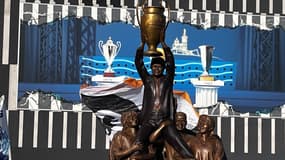 La statue de Bernard Tapie inaugurée devant le stade Vélodrome le 16 mai 2025