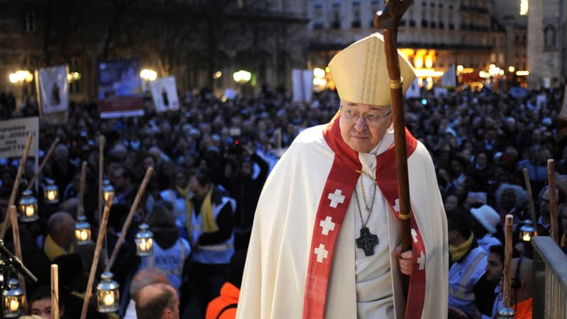 Le cardinal de Paris, monseigneur André Vingt-Trois, sur le parvis de Notre-Dame de Paris, le 22 novembre 2014.