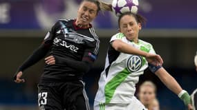 Camille Abily en duel avec Nadine Kessler