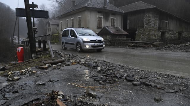 Dans le village de Moretel-de-Mailles, dans l'Isère, où une nonagénaire est morte d'une crise cardiaque après que sa maison a été envahie par une coulée de boue.