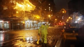 Un homme court dans les rues de New York détruites par les éléments