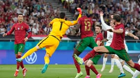 Hugo Lloris faisant faute sur Danilo Pereira, le 23 juin 2021