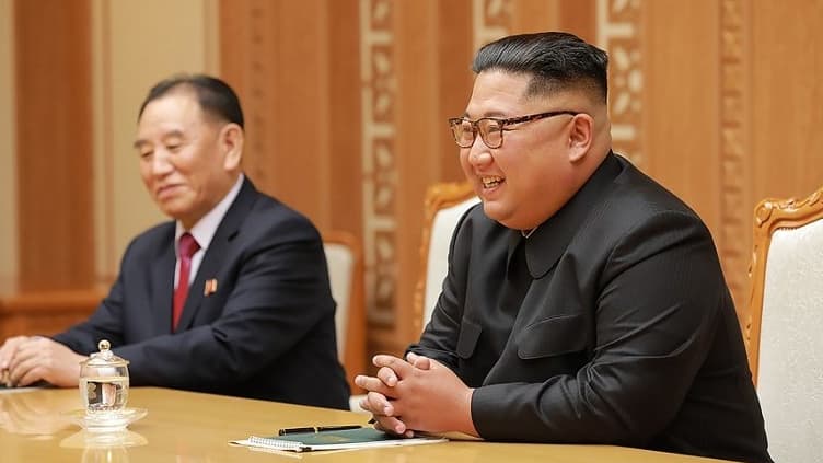 Le haut responsable nord-coréen Kim Yong Chol, en compagnie de Kim Jong-un.