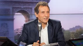 François Bayrou a fustigé jeudi à Bordeaux la campagne électorale de ceux qu'il qualifie de démagogues, renvoyant dos à dos sans les nommer Nicolas Sarkozy et François Hollande. /Photo prise le 18 avril 2012/REUTERS/Pascal Rossignol