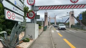 Le pont de Condrieu (Rhône), sécurisé par des portiques aux entrées pour éviter les camions d'emprunter la voie, en juillet 2023.