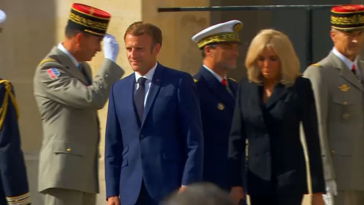 Emmanuel Macron et son épouse Brigitte, arrivant aux Invalides.