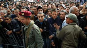 Rassemblement de dizaines de milliers de Tunisiens à Sidi Bouzid, dans le centre du pays, pour commémorer l'an I de la "révolution du jasmin", à l'origine d'une année de bouleversements dans le monde arabe. /Photo prise le 17 décembre 2011/REUTERS/Zoubeir