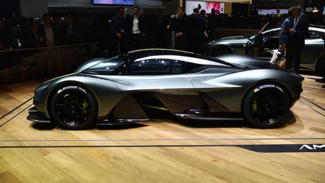 Alors que le concept se nommait RB001, la version de série de l'hypercar Aston Martin s'appellera finalement Valkyrie.